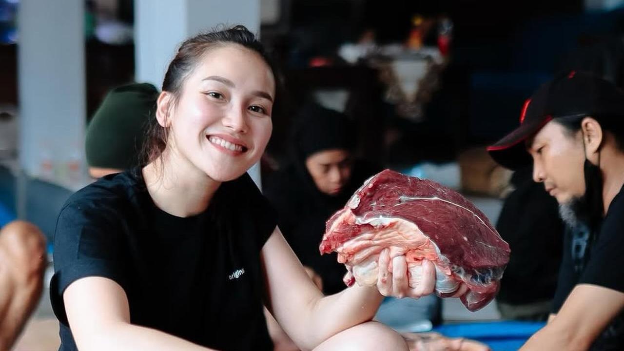 Ayu Ting Ting Bagikan Momen Cacah Daging Kurban Bareng Warga Depok Cuma Pakai Kaos dan Celana Pendek, Komentar Ivan Gunawan Ini Jadi Sorotan