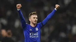 1. James Maddison - Gelandang berusia 23 tahun asal Inggris ini mampu membuktikan dirinya layak disebut sebagai salah satu gelandang tangguh di Premier League. James Maddison turut menyumbangkan 6 gol dan 3 assist dari 31 penampilannya bersama Leicester City di musim 2019/2020. (AFP/Ben Stansall)