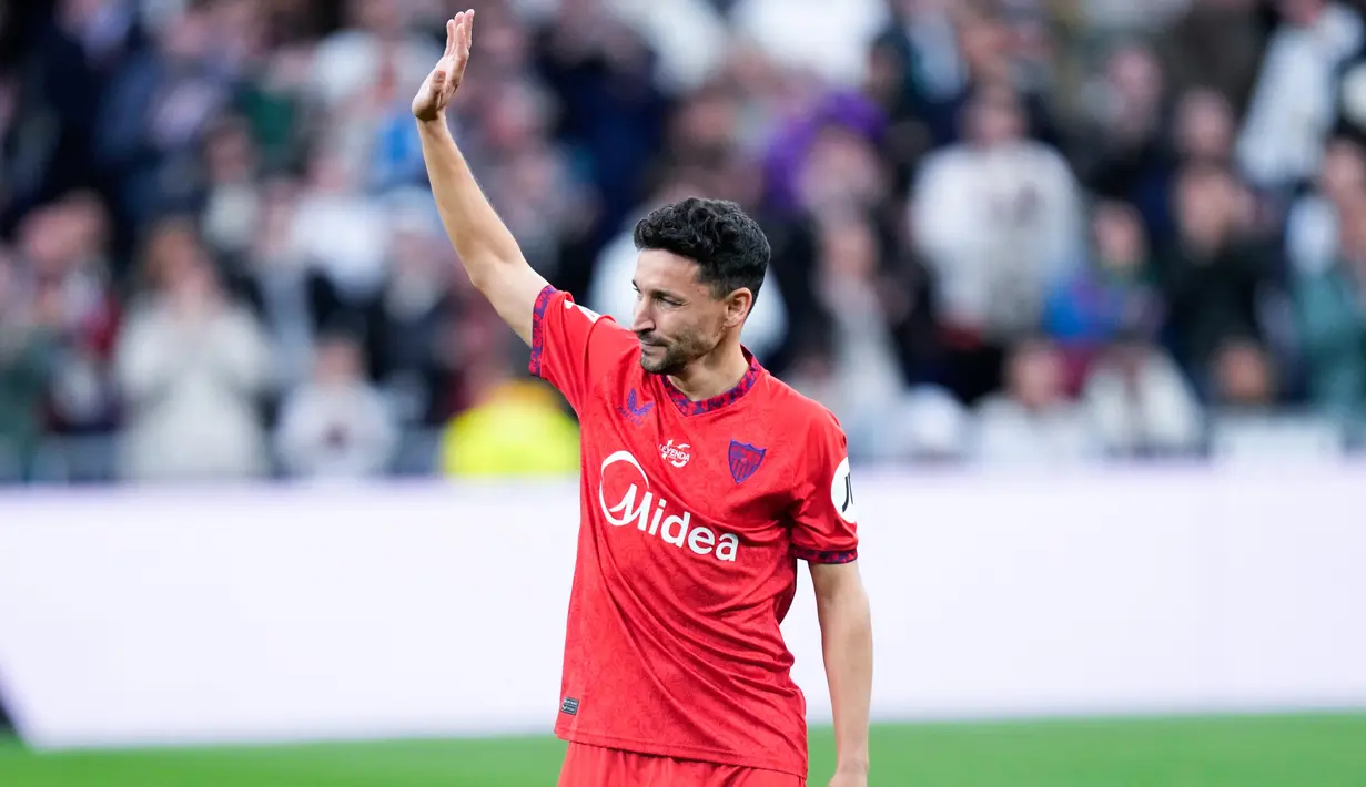 Navas tampak emosional mendapatkan tepuk tangan meriah dari para pendukung Real Madrid yang memadati stadion. (AP Photo/Bernat Armangue)