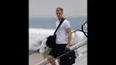 Kiper Inggris Joe Hart membawa perlengkapannya saat pulang ke kampung halaman  di bandara Manchester, Inggris (25/06/2014) (REUTERS/Nigel Roddis) 