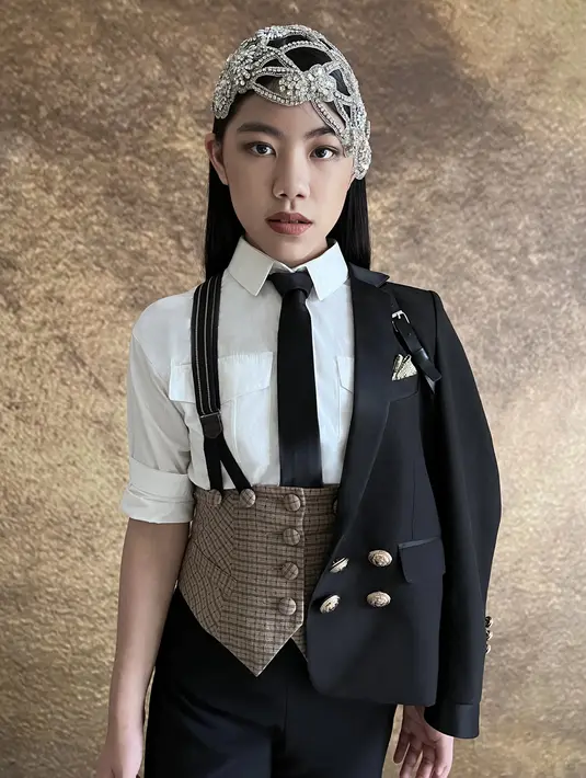 Keduanya serasi memakai setelan jas rancangan sang mama Winnie Aoki bertema The Great Gatsby. Mischa dan Devon tampil pas mewakili generasi masa kini lewat tampilan gatsby yang di-modernisasi. Mischka tetap terlihat glam ala era 20-an dengan headpiece kristal dan batuan yang mewah. [@mischkadevon]