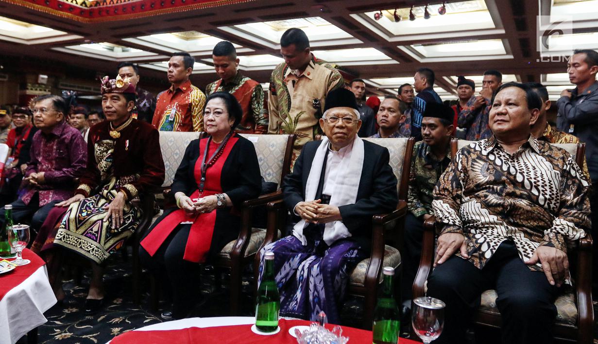 Presiden Joko Widodo (dua kiri) bersama Wapres Jusuf Kalla (kiri), Ketum PDIP Megawati Soekarnoputri (tengah), Ketum Partai Gerindra Prabowo Subianto (kanan), dan wapres terpilih Ma'ruf Amin (dua kanan) duduk bersama saat menghadiri Kongres V PDIP di Bali, Kamis (8/8/2019). (Liputan6.com/JohanTallo)