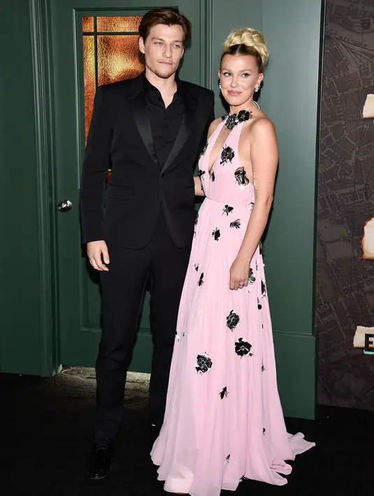 Millie Bobby Brown (kanan) dan pacarnya Jake Bongiovi menghadiri pemutaran perdana film Enola Holmes 2 di The Paris Theatre, New York, Amerika Serikat, 27 Oktober 2022. Pasangan yang memicu rumor asmara pada Juni 2021 itu mengonfirmasi hubungan mereka awal tahun ini. (Photo by Evan Agostini/Invision/AP)