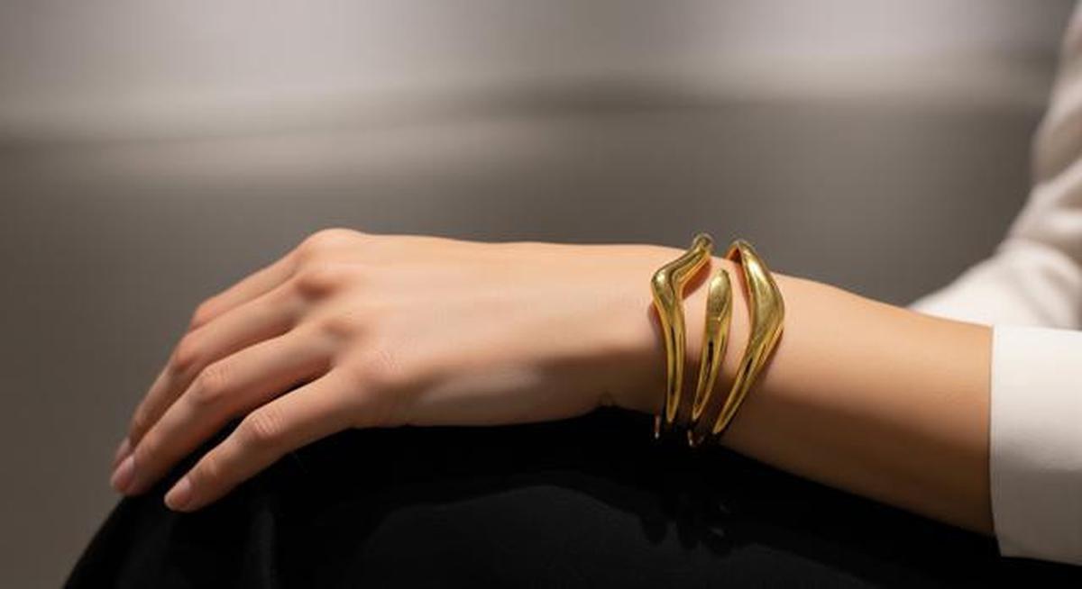 8 Model Gelang Emas Cuff Sculptural Desain Abstrak 2025, Elegan untuk Penampilan Wanita