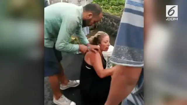 VIDEO: Bule di Bali Terperosok ke Got saat Naik Motor