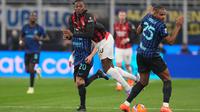 Rafael Leao dari AC Milan berduel dengan Manuel Akanji dari Inter Milan dalam laga Serie A di Milan, Italia, Minggu, 23 November 2025. (AP Photo/Antonio Calanni)