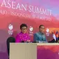 Menteri Luar Negeri Retno Marsudi mendampingi Presiden Joko Widodo dalam press briefing usai KTT ke-42 ASEAN 2023 di media center Hotel Bintang Flores, Labuan Bajo, Nusa Tenggara Timur (NTT). (Liputan6/Benedikta Miranti)