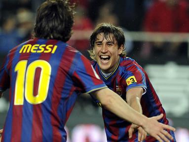 Ada fenomena unik yang terjadi sepanjang Maret 2023. Tercatat ada 5 pesepak bola top yang memutuskan pensiun di tengah musim yang masih berjalan dengan jarak yang berdekatan setelah sebelumnya pernah membela klub top Eropa, seperti Barcelona, Liverpool, Manchester City, Arsenal hingga Inter Milan. Kira-kira apa ya alasan mereka pensiun tanpa menunggu di akhir musim? Langsung saja disimak uraiannya berikut ini. (AFP/Cristina Quicler)