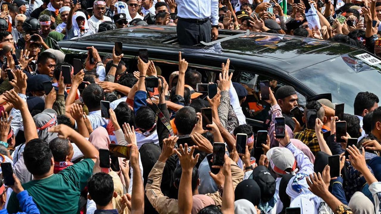 Calon presiden nomor urut 1, Anies Baswedan memberikan hormat kepada ribuan ketika kampanye akbar di Banda Aceh, Aceh, Sabtu (27/1/2024). Kampanye Anies di Tanah Rencong ini mendapat sambutan antusias dari ribuan pendukung yang memadati lokasi. Foto: Chai