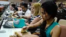 Peserta wanita saat membuat cerutu selama kelas master dalam Festival Havana Cigar ke-20 di Istana Konvensi di Havana, Kuba (28/2). (AFP Photo/Adalberto Roque)