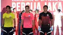 Tiga penjaga gawang Persija memeragakan kaus tim terbaru saat peluncuran di Jakarta, Jumat (2/2). Persija memperkenalkan tiga model kaus yang akan digunakan pada musim 2018. (Liputan6.com/Helmi Fithriansyah)