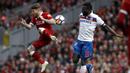 Duel pemain Stoke City, Mame Biram Diouf (kanan) dengan pemain Liverpool, Alberto Moreno pada lanjutan Premier League di Anfield, Liverpool, (28/4/2018). Liverpool hanya bermain imbang 0-0 melawan Stoke City. (Martin Rickett/PA via AP)