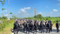 Dua kubu antara warga Desa Ketare Kecamatan Pujut yang ingin menyerang Dusun Kadek Desa Segala Anyar Kecamatan Pujut di Jalan Bypass BIL &ndash; Mandalika, berhasil dihalau petugas. (Liputan6.com/ Dok Humas Polres Lombok Tengah)