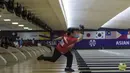 Atlet bowling Indonesia, Elsa Maris, melempar bola saat tampil pada cabang tenpin bowling TPB 4 di Jaya Ancol Bowling Center, Jakarta, Selasa (9/10/2018). (Bola.com/Vitalis Yogi Trisna)