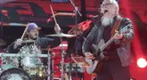 Tampil perdana, Iwan Fals membakar semangat penonton lewat lagu “HIO” pada malam puncak HUT SCTV 36 Xtraordinary di Studio Emtek City, Jakarta, Senin (24/8/2026). (KLY/Budy Santoso)