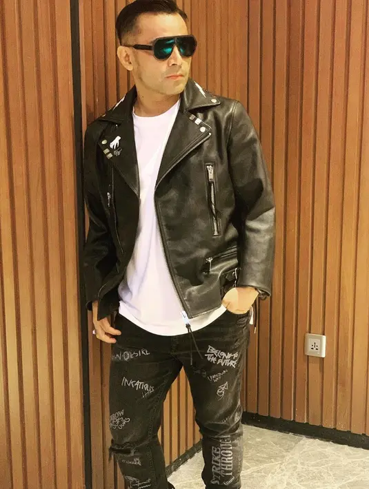 "Kita sebagai fublic figure kan juga meng-influence. Kayak kemaren di rumah aja, terus nanyak kenyataan orang yang di rumah nggak makan, akhirnya kita sebagai fublic figure apa hal-hal positif yang paling pas disampaikan ke masyarakat," pungkasnya. (Instagram/Jud1ka)