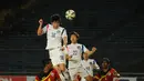 Pemain tengah timnas Korea Selatan U-23, Lee Hando (38) menyundul bola kea rah gawang Timor Leste di laga kualifikasi Piala Asia 2016 di Stadion GBK Jakarta, (29/3/2015). Korea Selatan unggul 3-0 atas Timor Leste. (Liputan6.com/Helmi Fithriansyah)