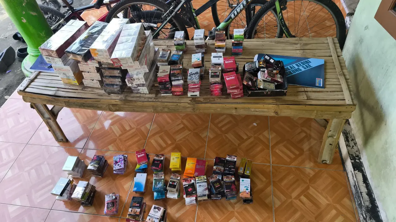 Dalam rangka upaya pemberantasan rokok ilegal, Bea Cukai Kediri melakukan penindakan terhadap 12.440 batang rokok ilegal di sebuah warung di Kabupaten Kediri, Selasa (17/6) (Istimewa)