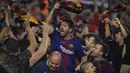 Para suporter Barcelona merayakan kemenangan atas Sevilla pada laga La Liga Spanyol di Stadion Camp Nou, Barcelona, Sabtu (20/10). Barcelona menang 4-2 atas Sevilla. (AFP/Lluis Gene)