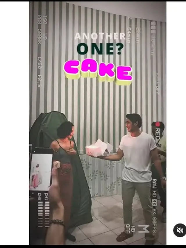 Arya Saloka bawakan kue ulang tahun untuk Putri Marino di lokasi syuting (Foto: Instagram @aladin.words)