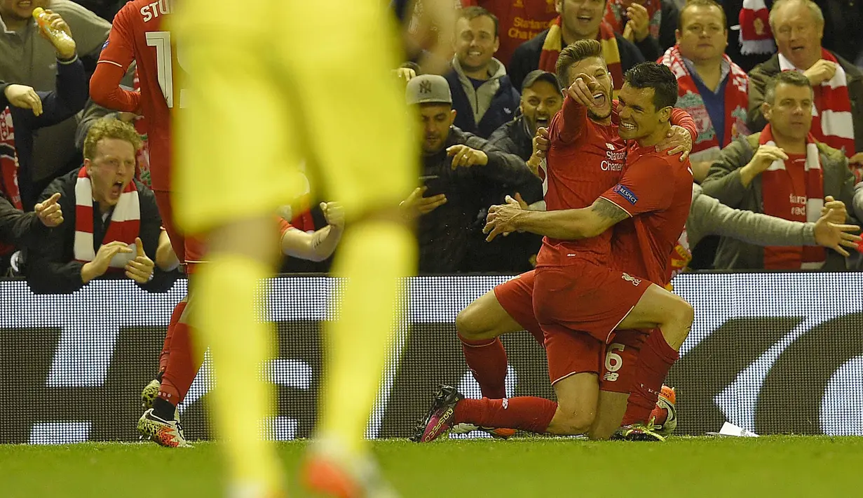 Pemain Liverpool, Adam Lallana (2kanan)  merayakan golnya ke gawang Villareal pada laga leg kedua semifinal Liga Europa di Stadion Anfield, Liverpool, Jumat (6/5/2016)  dini hari WIB. (AFP/Lluis Gene)