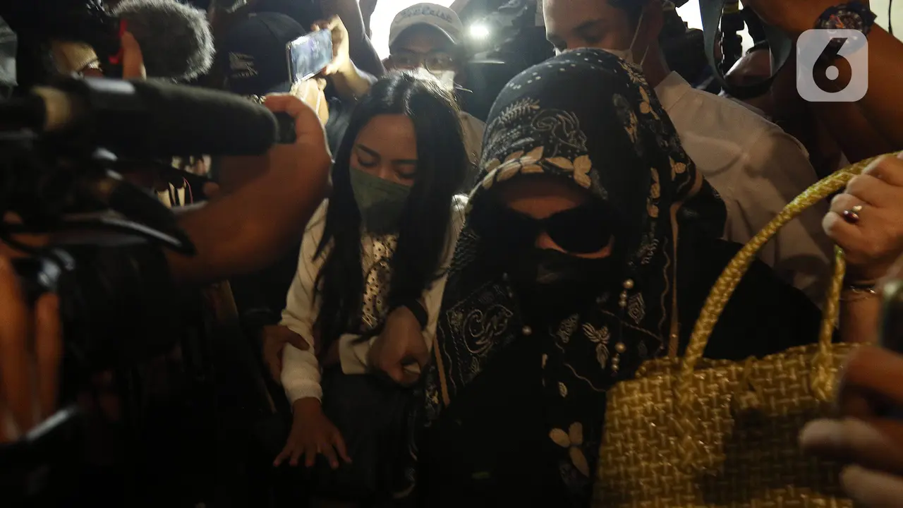 FOTO: Rachel Vennya Penuhi Panggilan Polisi Terkait Kabur Karantina