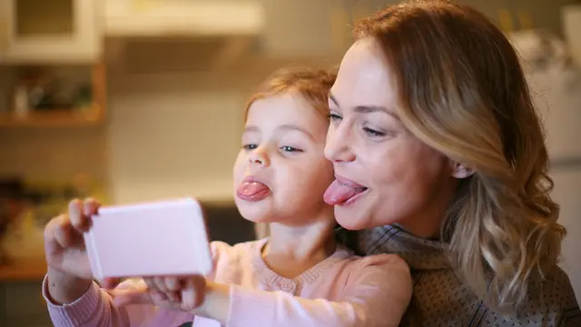 Gawai ibu dan anak (iStockphoto)