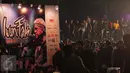 Suasana saat konser Iwan Fals berlangsung di luar Istora Senayan, Jakarta, Sabtu (21/11/2015). Keadaan penonton terlihat kondusif dan aman. Para Oi bernyanyi bersama dan mengibarkan bendera Oi saat acara berlangsung. (Liputan6.com/Faisal R Syam)
