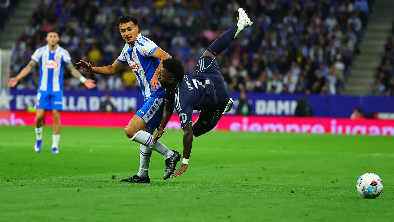 Pemain Espanyol Omar El Hilali (kiri) dan pemain Real Madrid Vinicius Junior