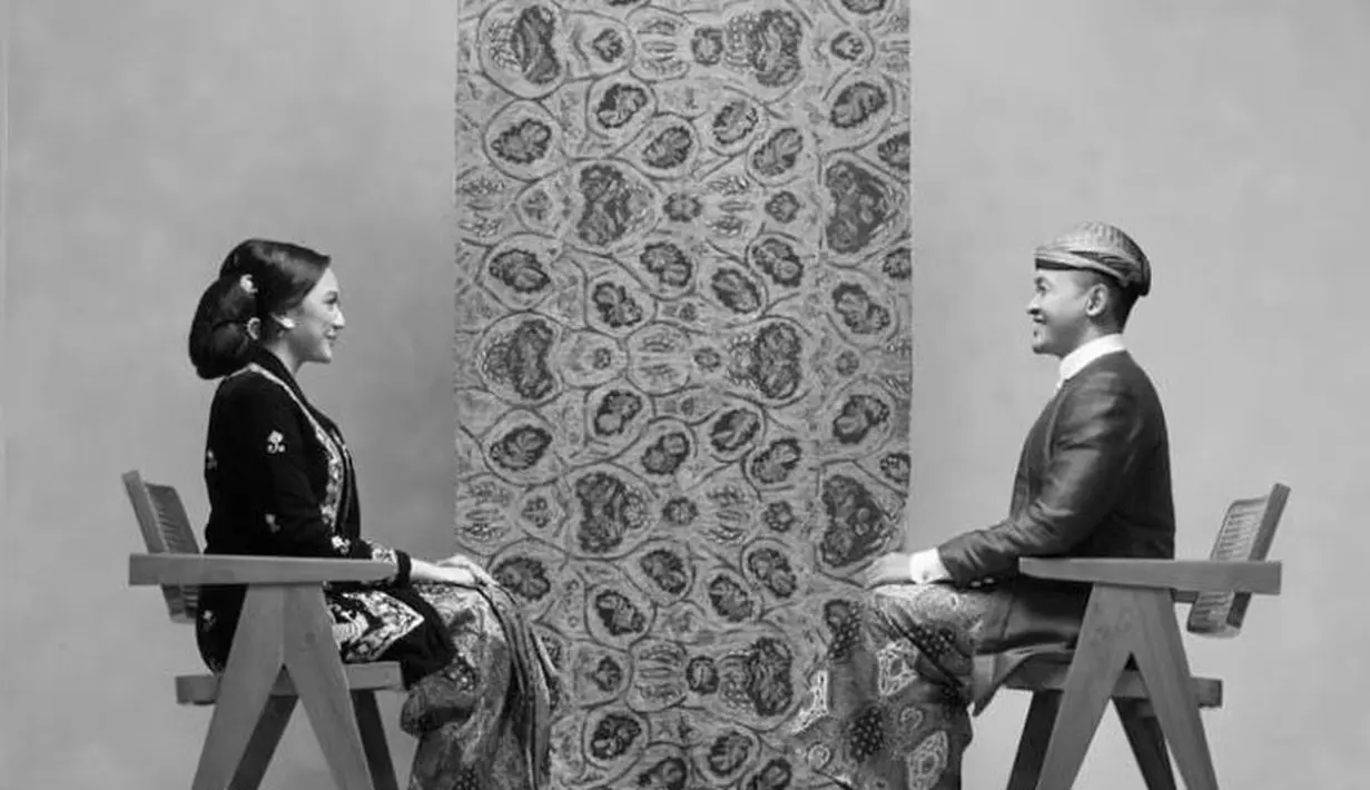 Pada konsep ketiga, Putri Tanjung dan Guinandra memilih busana adat Jawa.  (Instagram/putritanjung).