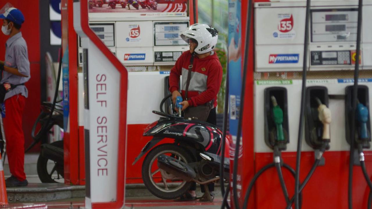 Gunadi menguraikan kalau penurunan penjualan terjadi sejak April 2022. Salah satu alasannya, adanya pengaruh harga minyak dunia yang turut merubah harga jual BBM Non Subsidi Pertamax CS.