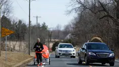 Rosie Swale-Pope (68 tahun) berlari sambil menarik gerobaknya 'The Icebrid’ melintasi Route 50 AS di Upperville, Virginia, Jumat (13/3/2015). Swale-pope berlari dari New York City ke San Francisco untuk melakukan aksi peduli Kanker. (REUTERS/Gary Cameron)