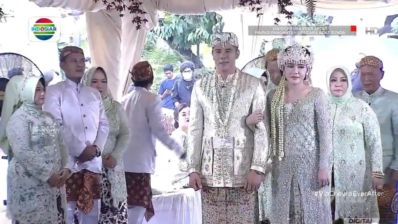 Berbalut Adat Sunda, Via Vallen dan Chevra Yolandi Kenakan Busana Bernuansa Mint untuk Jalani Adat Mapag Panganten
