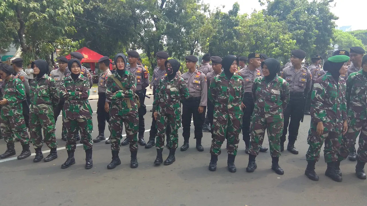 Srikandi TNI Mengawasi Demo Hari Buruh 2018 di Ring Satu