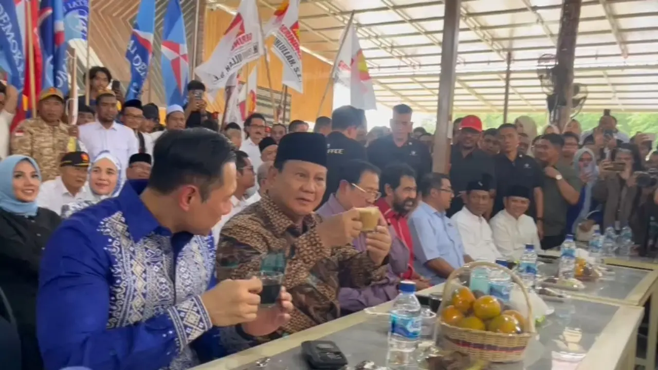 Calon Presiden nomor urut dua Prabowo Subianto menghadiri acara silaturahmi dengan masyarakat Aceh di MZ Coffe, Banda Aceh, Selasa (26/12/2023).