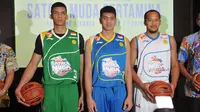   Tiga pemain Satria Muda memperkenalkan jersey baru untuk IBL 2016 (Liputan6.com/Gempur Muhammad Surya)