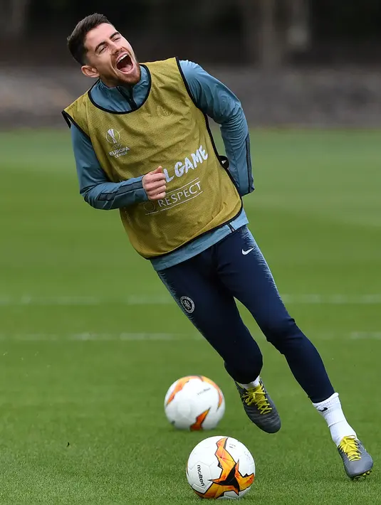 Gelandang Chelsea, Jorginho tertawa saat mengikuti sesi latihan tim di Stoke D'Abernon, London (8/5/2019). Chelsea akan bertanding melawan Eintracht Frankfurt pada leg kedua babak semifinal Liga Europa di stadion Stamford Bridge. (AFP Photo/Ben Stansall)
