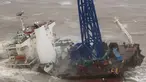 Sebuah kapal setelah pecah menjadi dua di tengah Topan Chaba, selama operasi penyelamatan anggota awak di Laut China Selatan 160 mil laut barat daya Hong Kong (2/7/2022). Puluhan awak dinyatakan hilang usai kapal mereka terbelah dua akibat gelombang kuat yang dipicu terjangan Topan Chaba.  (Handout/GOVERNMENT FLYING SERVICE/AFP)
