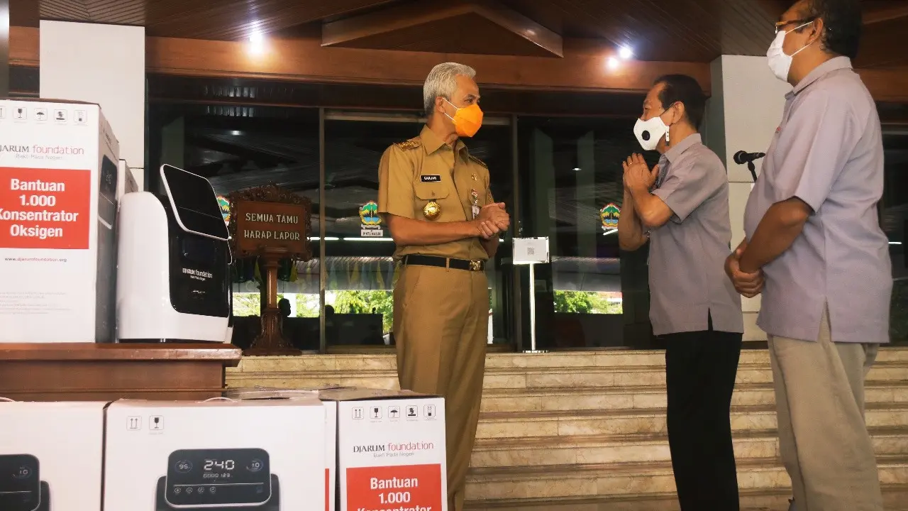 Gubernur Jateng Ganjar Pranowo menerima donasi 250 konsentrator oksigen dari Djarum Foundation . (Istimewa)
