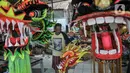 Pekerja saat menyelesaikan pembuatan Liong dan Barongsai di kawasan Babakan Pasar, Bogor, Senin (17/1/2022). Jelang perayaan Tahun Baru Imlek dan Cap Go Meh, produksi barongsai dan liong mulai kebanjiran pesanan, salah satunya industri rumahan milik Lili Hambali. (merdeka.com/Iqbal S Nugroho)