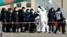 Penumpang menjalani pemeriksaan saat turun dari pesawat yang membawa warga Prancis dari Wuhan di Pangkalan Udara Istres-Le Tube, Istres, Prancis, Minggu (2/2/2020). Sebanyak 65 warga Perancis menjalani karantina setelah dipulangkan dari Wuhan menyusul wabah virus corona. (Photo by Handout/ECPAD/AFP)