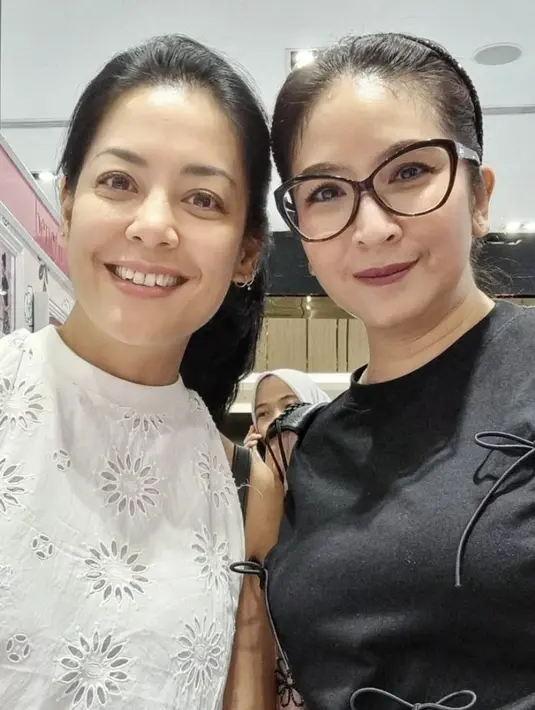 Dengan garis wajah yang lembut dan ekspresi yang hangat, Lulu bisa dibilang mengusung kecantikan yang tidak hanya bersifat fisik, tetapi juga mencerminkan sisi batinnya yang penuh kebaikan. [Foto: Instagram/ Lulu Tobing]