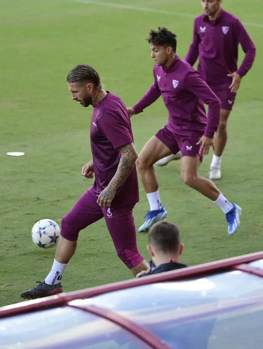 Pemain Sevilla #04 Sergio Ramos (Kiri), #21 Oliver Torres (tengah) dan #16 Jesus Navas menghadiri sesi latihan menjelang lanjutan Liga Champions Grup B matchday ketiga, di Jose Ramon Cisneros Palacios , Senin (23/10/2023). (CRISTINA QUICLER / AFP)