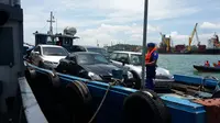 Mobil-mobil mewah bekas asal Singapura masuk ke Batam lewat pelabuhan tikus. (Liputan6.com/Ajang Nurdin)