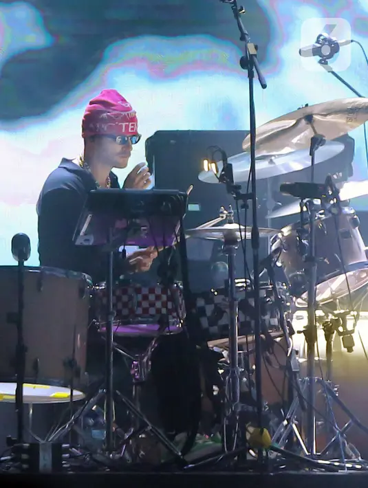 Drummer grup band asal Amerika Serikat, LANY tampil pada konser bertajuk 'a November 2022 to Remember' di ICE BSD, Tangerang, Banten, Rabu (10/11/2022). LANY membuat histeris ribuan penonton dengan membawakan sejumlah lagu andalan mereka seperti 'You!', 'Thick n Thin', dan 'Super Far'. (Kapanlagi.com/Bambang Ekoros Purnama)