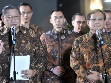 Ketua Umum Partai Demokrat Susilo Bambang Yudhoyono (kiri) dan Ketua Umum Partai Gerindra Prabowo Subianto memberikan keterangan pers seusai menggelar pertemuan di kawasan Mega Kuningan, Jakarta, Selasa (24/7). (Merdeka.com/Iqbal S. Nugroho)