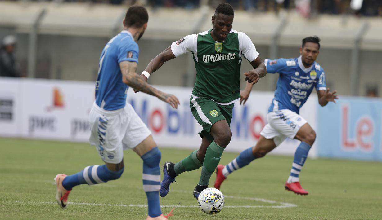 Aksi Amido Balde pada laga lanjutan Piala Presiden 2019 yang berlangsung di Stadion Jalak Harupat, Kab Bandung, Kamis (7/3). Persib Bandung kalah 2-3 kontra Persebaya Surabaya. (Bola.com/M.Iqbal Ichsan)