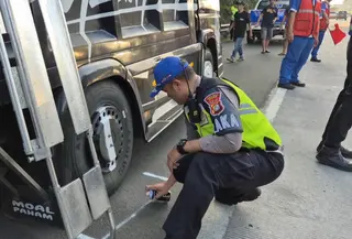 Petugas kepolisian saat melakukan olah TKP kecelakaan truk di KM44.800 Tol Cijago, Depok. (Liputan6.com/Dicky Agung Prihanto)
