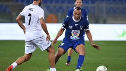 Mantan kapten Timnas Brasil, Cafu, juga beraksi pada laga amal bertajuk 'United for Peace', di Stadion Olimpico, Roma, Kamis (13/10/2016) dini hari WIB. (EPA/Alessandro Di Meo)
