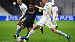 Penyerang Manchester City, Raheem Sterling, berebut bola dengan bek Olympique Marseille, Leonardo Balerdi, pada laga Liga Champions 2020/2021 di Stadion velodrome, Rabu (28/10/2020) dini hari WIB. Manchester City menang 3-0 atas Marseille. (AFP/Christophe Simon)